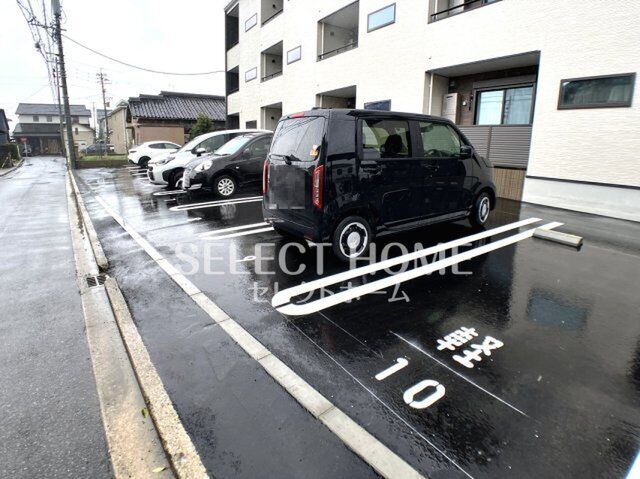 拡大写真:プエンテリア岡崎 1階104の駐車場があるので、車を買う予定の方も安心です