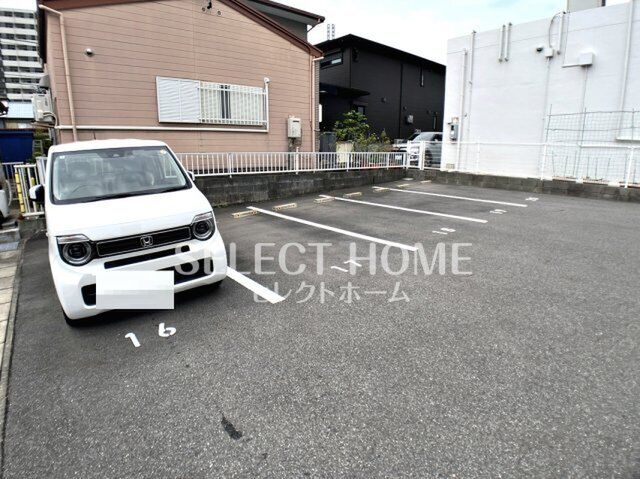 拡大写真:ボヌールB 3階302の車をお持ちの方に嬉しい駐車場付きの物件です