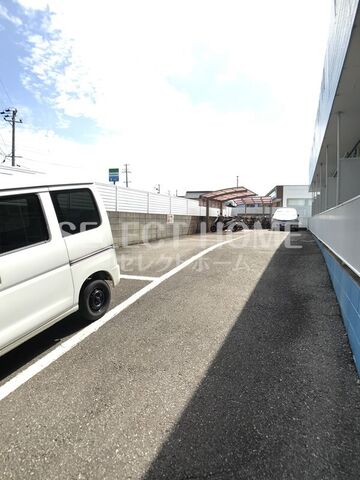 拡大写真:ジュネス芦谷 2階2-6の駐車場があるので、車を買う予定の方も安心です