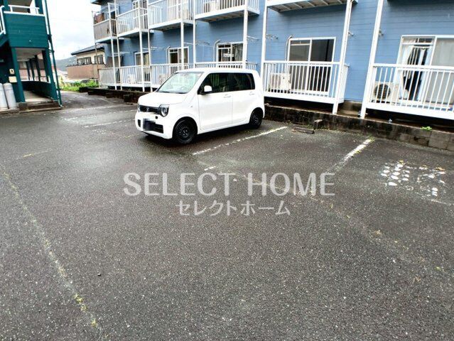 拡大写真:ジュネス三ヶ根 2階210の駐車場があります