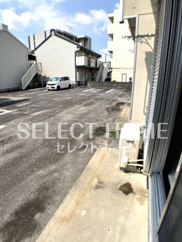 拡大写真:タウニィ石原 D棟 1階102の外からの目が気にならないバルコニーで洗濯物が干せます