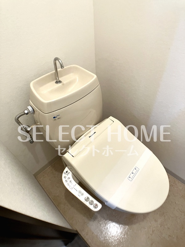 拡大写真:タウニィ石原 D棟 1階102のコンパクトで使いやすいトイレです