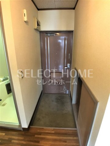 拡大写真:Gフォータン18 1階103の収納もある玄関です