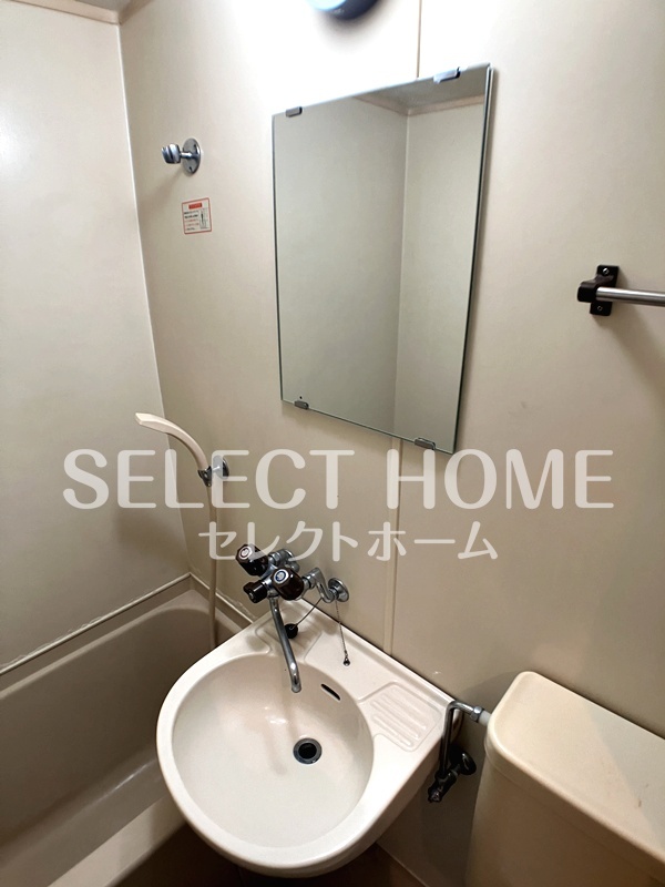 拡大写真:ジュネス芦谷 2階2-6のゆったりとスペースのある洗面所