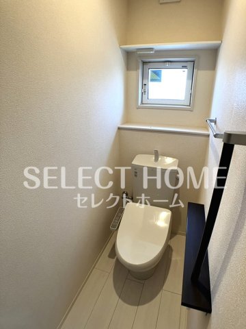 拡大写真:岡崎市明大寺町字馬場東 2階201の落ち着いた色調のトイレです