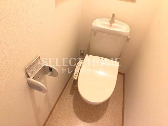 拡大写真:i-セジュール 桜 2階201の落ち着いた色調のトイレです