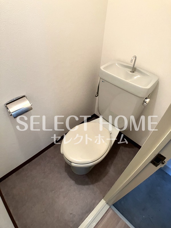 拡大写真:イーストガーデンポプラ館 6階601の同型タイプゆったりとした空間のトイレです