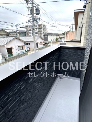 拡大写真:戸建Nishiki6 1階101の外からの目が気にならないバルコニーで洗濯物が干せます