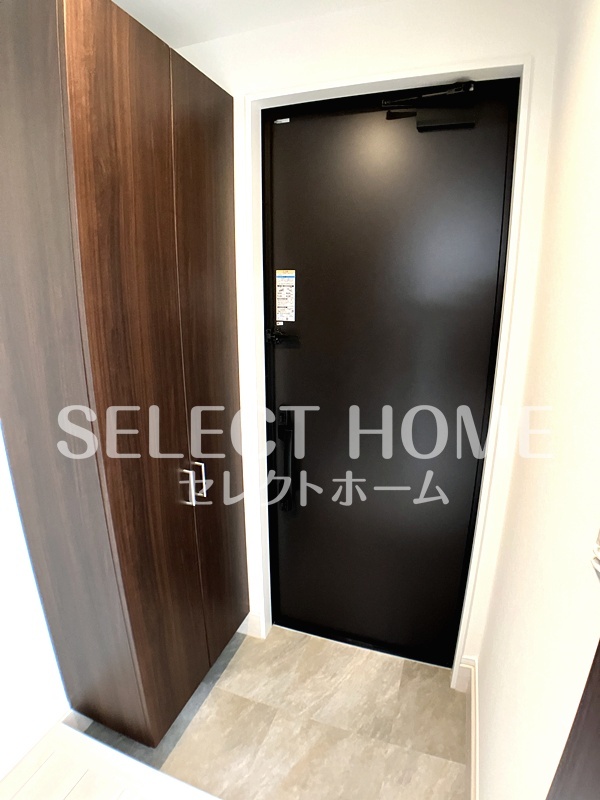 拡大写真:戸建Nishiki6 1階101のゆったりとした玄関です