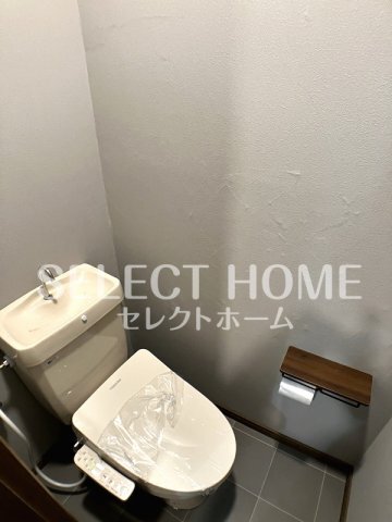 拡大写真:ルミネスくご 1階103の落ち着いたトイレです