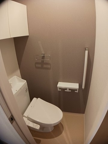 拡大写真:フェリチタ アイ 2階205の清潔感のあるトイレです
