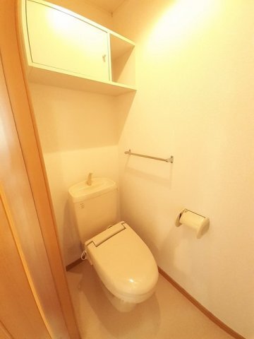 拡大写真:J・クレスト 2階201のシンプルで使いやすいトイレです
