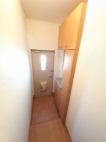 拡大写真:J・クレスト 2階201の明るい玄関です