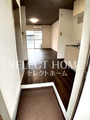 拡大写真:ジュネス三ヶ根 2階210の明るい玄関です