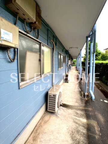 拡大写真:ジュネス三ヶ根 2階210の毎日通るエントランスはこのようになっています