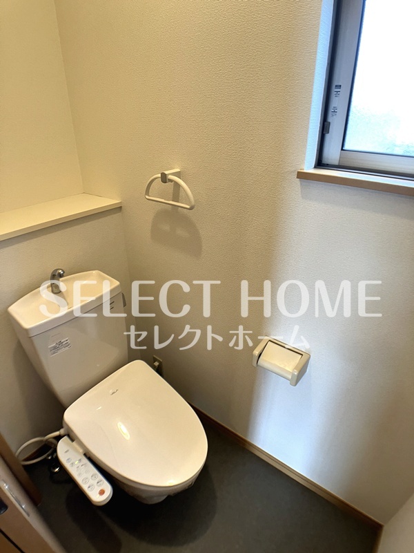 拡大写真:アヴェニール 1階103の落ち着いた色調のトイレです