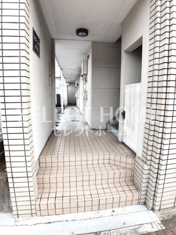 拡大写真:岡崎市明大寺町字天白前 1階101のゆとりのあるエントランスです