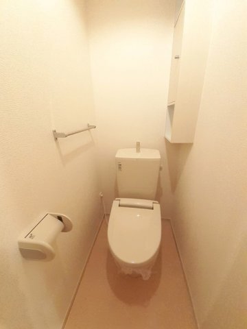 拡大写真:ミュゼ 2階207のゆったりとした空間のトイレです