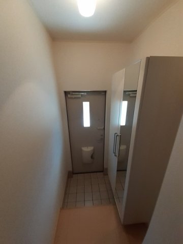 拡大写真:ネクサス 2階201の収納もある玄関です