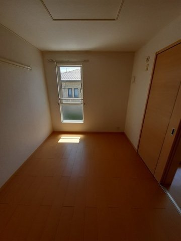 拡大写真:ネクサス 2階201の明るい色調の室内です