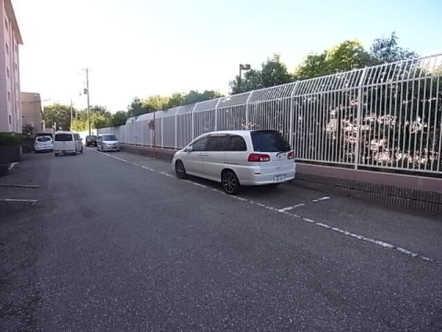 拡大写真:仁川マンション 3階301の駐車場