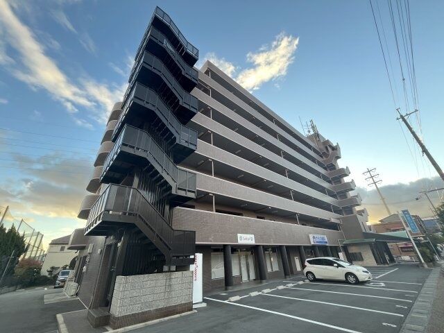 クロード・サンの外観