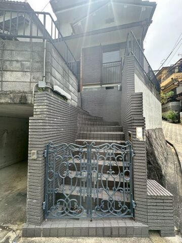 拡大写真:鼓が滝3丁目17-3戸建 3階-のエントランス