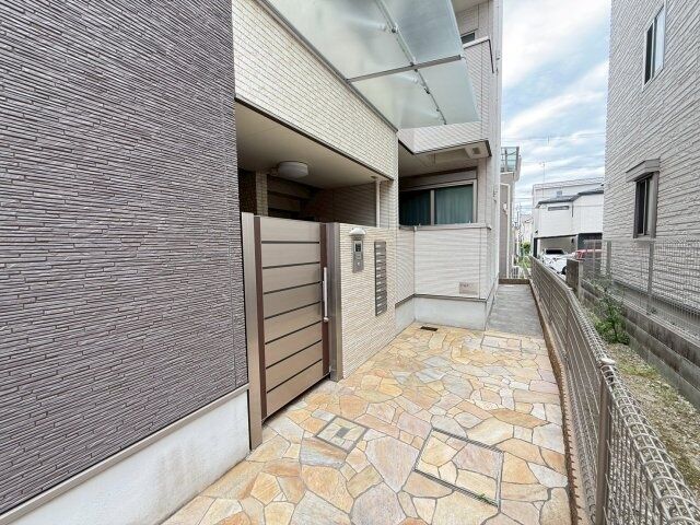 拡大写真:フジパレス池田南Ⅲ 2階302のエントランス