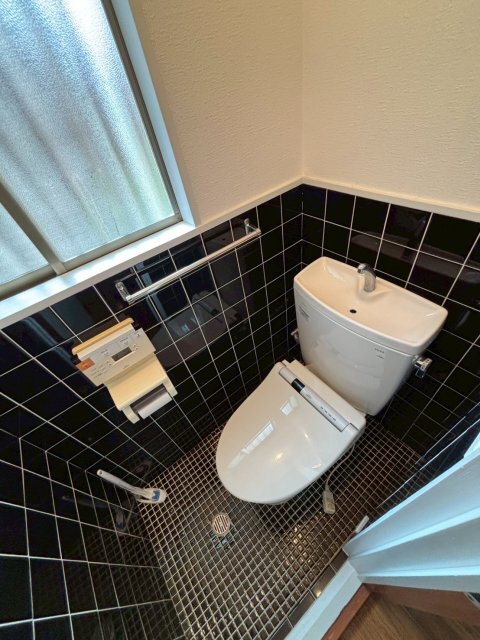 拡大写真:豊能町光風台5丁目10-5貸家 2階-のトイレ