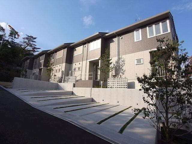 六麓荘ヒルズF棟の外観