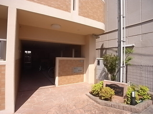 拡大写真:ジュネス里中 1階101のエントランス