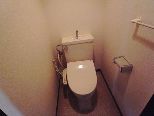拡大写真:ココ西宮 4階405のトイレ