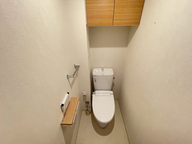 拡大写真:レジェンダリー甲子園浦風町 4階402のトイレ