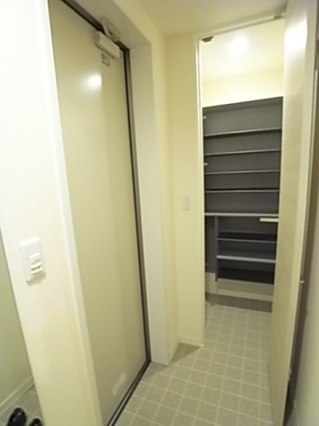 拡大写真:Y’s COURT 3階303の玄関