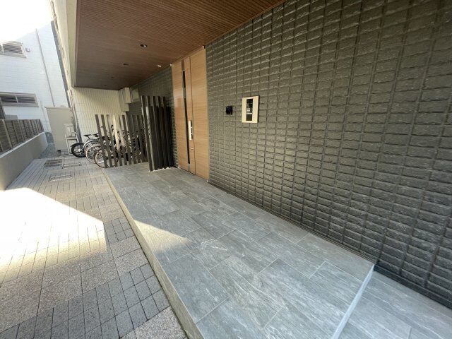 拡大写真:HEBEL MAISON 甲子園口北町South 2階205のエントランス