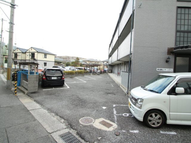 拡大写真:南花屋敷エイティーンハウス 3階303の駐車場