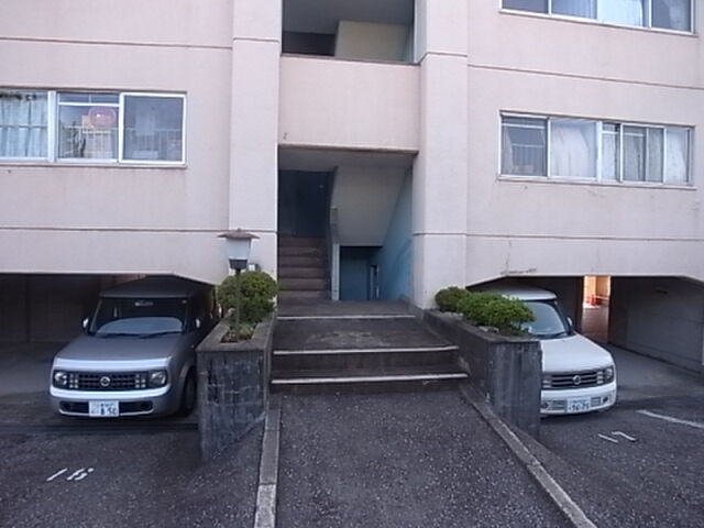 拡大写真:仁川マンション 3階301のエントランス