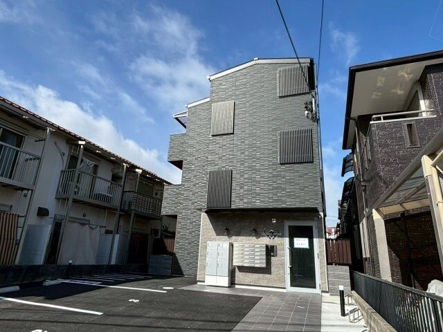 拡大写真：GAZELLE NOAH川西池田 3階305の建物外観