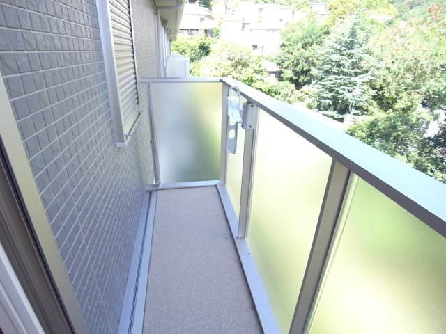 拡大写真:六麓荘ヒルズE棟 1階105のバルコニー