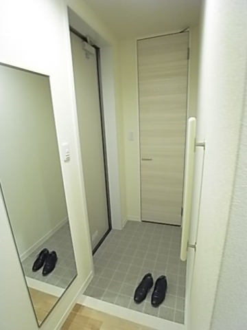 拡大写真:Y’s COURT 3階303の玄関