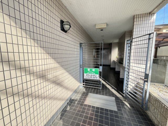 拡大写真:エミネンス宝塚 3階305のエントランス