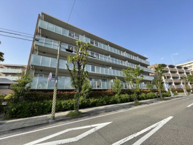 甲子園六石町ハイツの外観