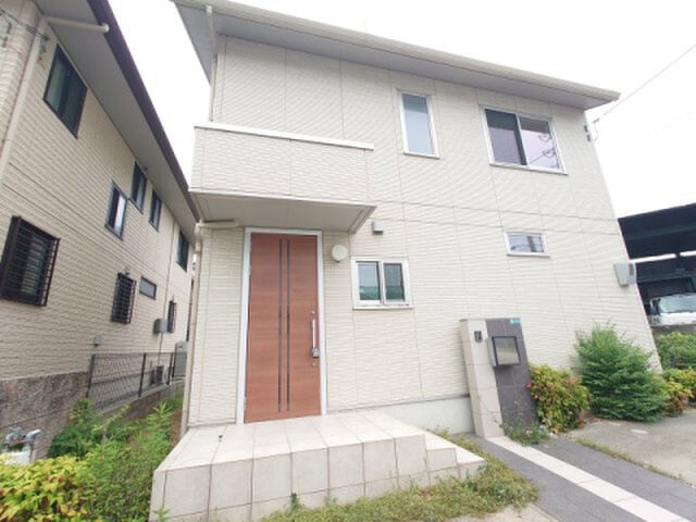 甲風園貸家の外観