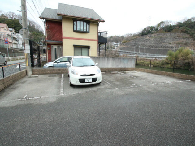 拡大写真:ルミエール鴬の森 2階202の駐車場