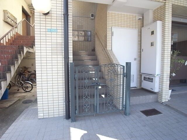 拡大写真:エム苦楽園 2階201のエントランス