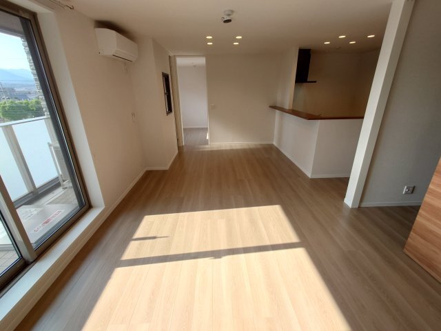 拡大写真:Shamaison Ecracie大屋町 4階403の居室・リビング