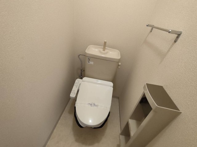拡大写真:シャーメゾン甲南 1階102のトイレ