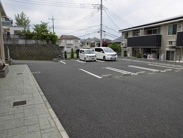 拡大写真:ヒル・コンセールB 2階202の車をお持ちの方に嬉しい駐車場付きの物件です