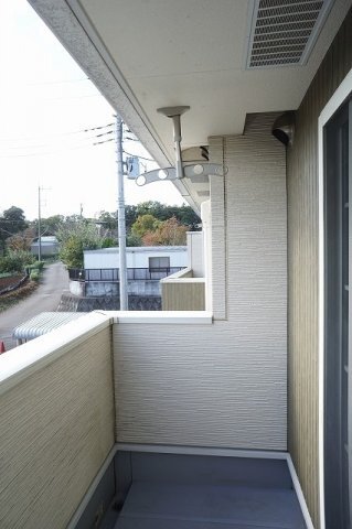拡大写真:ヒル・コンセールB 2階202の開放的で明るい空間を演出してくれるバルコニーです