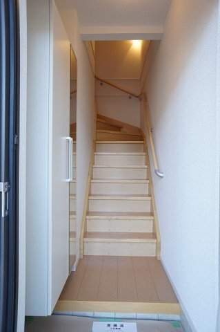 拡大写真:ヒル・コンセールB 2階202のきれいな玄関です